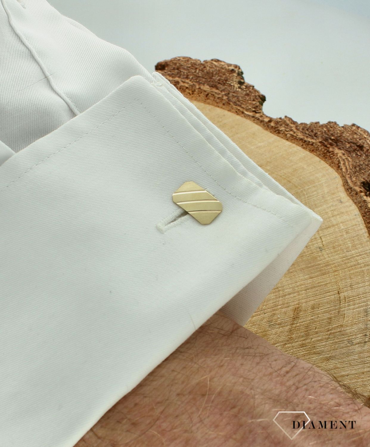 Złote spinki do mankietów 585 z grawerem. Komplet eleganckich złotych spinek do mankietów. Spinki wykonane z wysokiej jakości złota próby 585.Złote spinki do mankietów 585 z grawerem..jpg